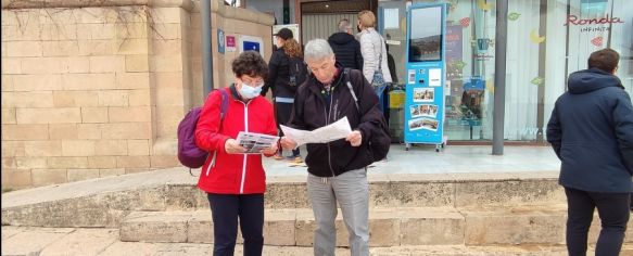 El sector servicios, vinculado al turismo, continúa siendo el principal motor económico de la ciudad. En la imagen, una pareja de visitantes consulta un mapa junto a la Oficina Municipal de Turismo.  // Paloma González 