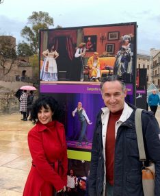 Ana Belén Sánchez y Marcos Marcell en la calle Alcazabilla junto a la imagen de su compañía  // Marcos Marcell