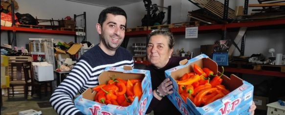 Manuel Castaño, trabajador social y Pepi Guerrero, presidenta de la asociación rondeña en el almacén del colectivo  // Solidarios Ronda 