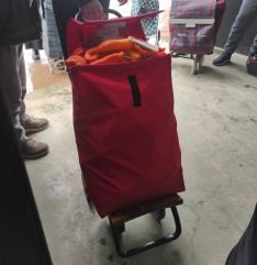 Además de pimientos, se han entregado cajas de naranjas, berenjenas y tomates, entre otras frutas y verduras // Solidarios Ronda 