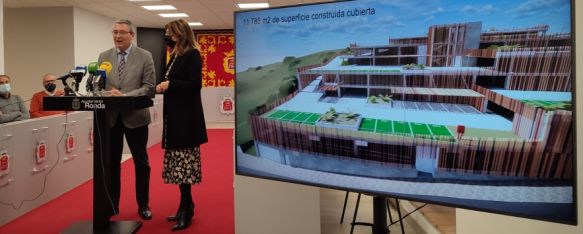  Salado, presentó el proyecto junto a la alcaldesa  y los responsables de su redacción. // Paloma González 