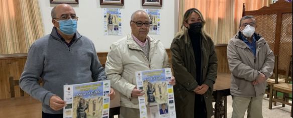 Miembros de la Peña Flemenca de Ronda, organizadores del evento, muestran el cartel junto a la delegada de Cultura // Nacho Garrido