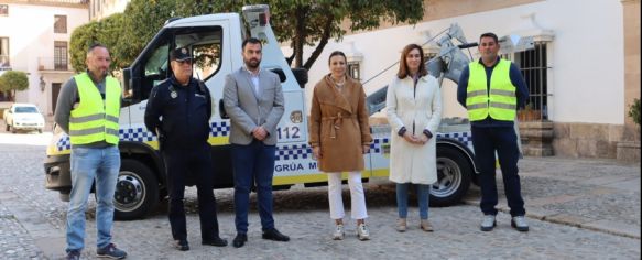 La nueva grúa adquirida por el Ayuntamiento de Ronda es menos contaminante y más eficiente.  // CharryTV