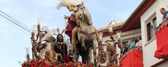 El Barrio de San Cristóbal se llenó de fieles para presenciar la salida de los titulares del Prendimiento. // Paloma González