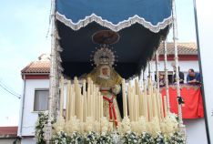 La Virgen del Rosario recibió una petalada a su salida y otra en la calle Ríos Rosas. // Paloma González