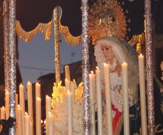 El paso de la Virgen portaba dos velas en señal de homenaje a las víctimas en Ucrania. // Juan Velasco