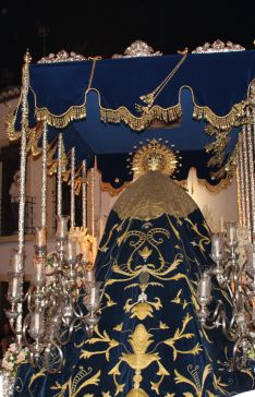Consuelo de las Tristezas visitó un elegante manto de terciopelo azul con bordados dorados. // María José García