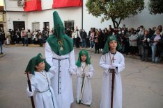 Nazarenos junto a la Iglesia de San Cristóbal // María José García