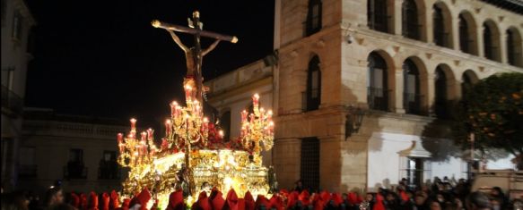 La cruz del Santísimo Cristo de la Sangre ha sido uno de los estrenos junto a la bandera // María José García 