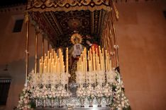 Una vecina dedicó una saeta a la Virgen de los Dolores, que también recibió una abundante petalada. // María José García