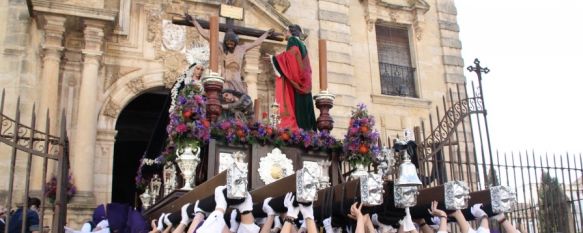 El Cristo de los Remedios fue portado por más de 60 horquilleros, al igual que en años anteriores. // María José García