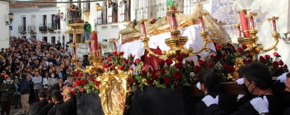 En torno a una treintena de horquilleros portaron a Cristo Yacente sin su tradicional urna. // María José García En torno a una treintena de horquilleros portaron a Cristo Yacente sin su tradicional urna. // María José García