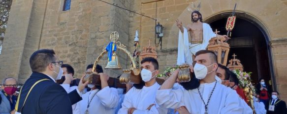 El Barrio de San Francisco acoge festivo el Domingo de Resurrección, Cristo Resucitado y Nuestra Señora de Loreto, que estrenó un manto rojo, recorrieron las calles en dos parihuelas portadas por una treintena de horquilleros cada una, 13 Apr 2022 - 15:32