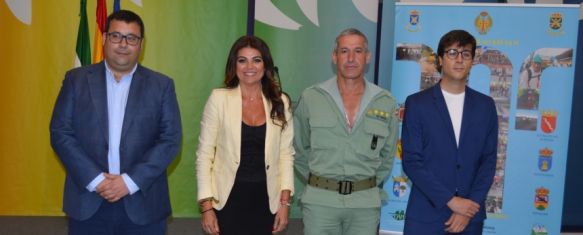 De izquierda a derecha: Manolo Guerrero (CharryTV); Nuria Rodríguez (delegada territorial de Turismo); José De Meer (coronel jefe del 4º Tercio) y Rafa López (Zima Visuales)  // CharryTV