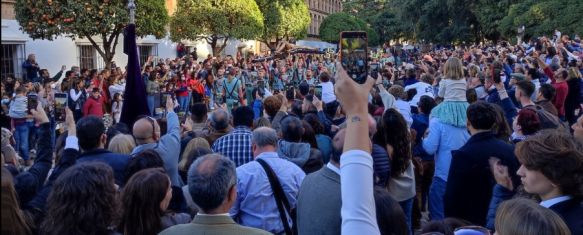 La Legión y el Cristo de la Buena Muerte atrajeron a una gran cantidad de personas en la tarde del Jueves Santo, llenado la plaza Duquesa Parcent a su salida // Paloma González 