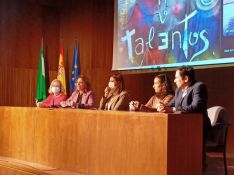 La delegada del Gobierno andaluz en Málaga, Patricia Navarro, aplaudió la labor de los centros coordinadores de la feria de inventos. // Marcos Naz