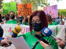 Pepi Sierra, portavoz del AMPA Ciudad del Tajo, ha dado lectura a un comunicado que contextualiza la situación. // Nacho Garrido