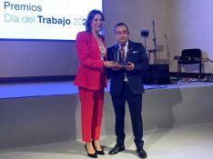 El gerente de MGI José Rosado recogió el galardón de manos de la alcaldesa. // CharryTV