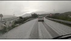 El granizo ha afectado a la circulación durante varios minutos en algunos puntos de la ciudad // Tiempo en Ronda