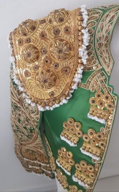 La nueva saya de la Virgen es obra del bordador Paquili, a partir de un traje de luces de Francisco Rivera Ordóñez. // Hermandad de la Paz Ronda