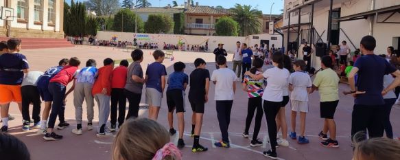 Unos 420 alumnos de Infantil y Primaria han participado en esta actividad que ha contado con la animación del speaker Pedro Chito. // Paloma González 