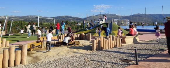 Muchos menores disfrutaron el pasado viernes por la tarde de los nuevos juegos infantiles  // Paloma González 