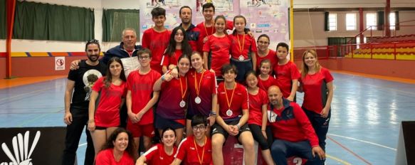 Miembros del club rondeño junto al delegado de Deportes en el polideportivo de El Fuerte de Ronda, donde se celebró la competición // Club Bádminton Ronda