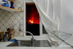 La imagen en cuestión muestra la erupción del volcán de La Palma a través de la ventana de una cocina. Una instantánea que refleja a la perfección la realidad que se estaba viviendo en la isla // CharryTV