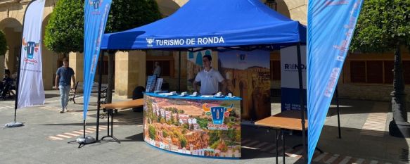 La empresa municipal de turismo ha instalado un stand informativo en la plaza de España  // Turismo de Ronda