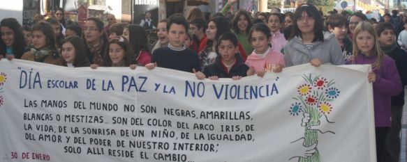 Más de 500 escolares recorren las calles de Ronda con motivo del Día Internacional de la Paz, Posteriormente, los alumnos han participado en un acto contra la violencia en el Teatro Municipal Vicente Espinel, 31 Jan 2012 - 19:46