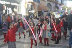 Los escolares del Colegio Juan de La Rosa han puesto el tono de color en la marcha. // CharryTV