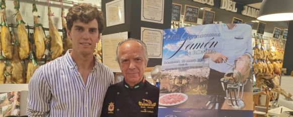 Leocadio Corbacho, uno de los organizadores del evento, presenta al cartel junto al Jurado de honor de esta edición, el torero rondeño Javier Orozco. // Paloma González 