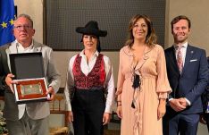 Pedro Godino, María Ductor, la alcaldesa y el edil de Participación Ciudadana al finalizar el acto // CharryTV