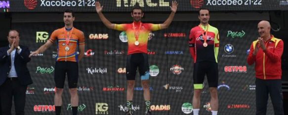 Fuentes, en el podio tras conseguir el triunfo en Máster 30 en la Lalín Bike Race // Carmen V.G. Fotografía