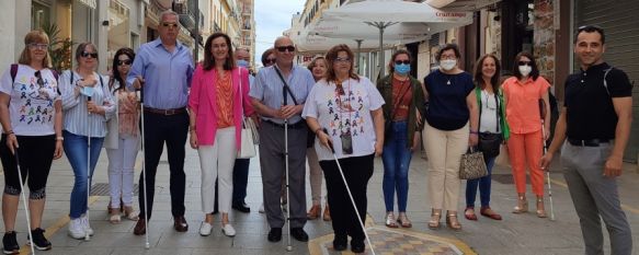 Afiliados del Grupo Social ONCE de Ronda en la calle de La Bola junto a los concejales de Deportes, Carlos Mirasol, y de Bienestar Social, Cristina Durán // Paloma González 