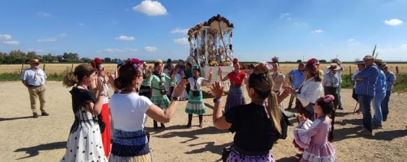 Peregrinos rondeños junto a la carreta con el Simpecado de la Hermandad a la espera del cruce de la barcaza, en Coria del Río.  // Hdad. del Rocío de Ronda