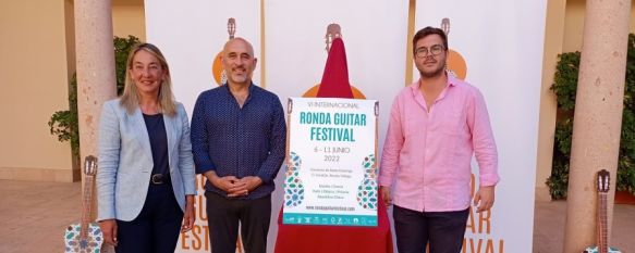 Los delegados de Cultura y Turismo han acompañado al guitarrista Paco Seco en la presentación de la VI edición del evento. // CharryTV