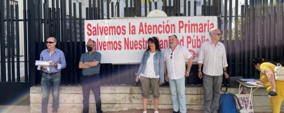 Rubira ha comparecido acompañado por otros miembros de la plataforma desde las puertas del centro de salud Ronda Sur. // Manolo Guerrero