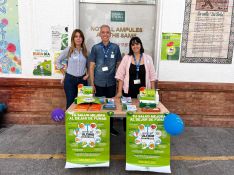 Varios profesionales del Área Sanitaria de la Serranía han participado en una mesa informativa por el Día Mundial Sin Tabaco. // AGSS