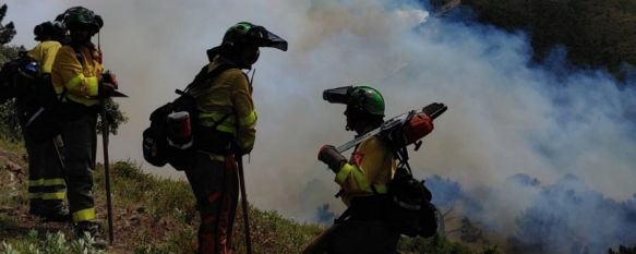 Los bomberos forestales han debido esquivar durante la noche desprendimiento de piedras. // INFOCA