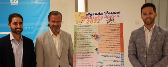 El programa ha sido presentado en Málaga por el diputado de Cultura, Víctor González, el alcalde del municipio, Francisco Javier Anet y el concejal Rafael Carlos Melgar. // Diputación Provincial