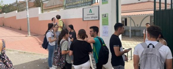 Los nervios se han ido templando conforme ha ido avanzando esta primera jornada de selectividad. // Jairo García Romero