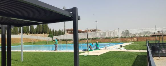 La nueva piscina municipal de Ronda abrirá sus puertas el próximo martes, El horario de apertura será de lunes a domingo de 11.00 a 20.00 horas. No habrá servicio de cafetería, aunque se instalará un quisco y se reforzará línea 1 del autobús urbano. , 14 Jun 2022 - 15:52