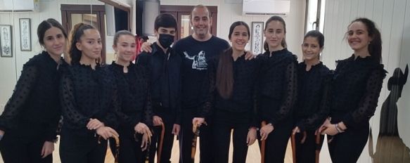 Miguel Lorca posa con sus alumnas antes de un ensayo en la sala de ensayo de la academia, ubicada en calle Molino. // Paloma González 