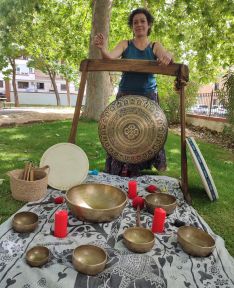 Gracia Codes utiliza varios instrumentos para sus baños de sonido. // Paloma González