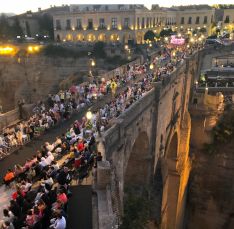 Imagen del Puente Nuevo, durante la pasarela // Charry TV