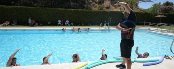 Unas 50 personas están participando en los cursos de natación que se están desarrollando en la piscina municipal // José Antonio Gallardo