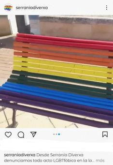 La Asociación Serranía Diverxa ha denunciado en redes las pintadas en el banco arco iris de la avenida Martínez Astein // CharryTV