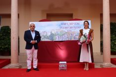 El concejal Jesús Vázquez y la Presidenta saliente, María Ductor, junto al cartel oficial de la feria // CharryTV