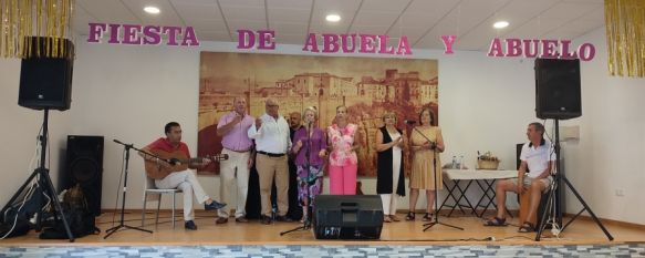 El Coro de AMARO interpretó varios temas antes de comenzar el baile // Paloma González 